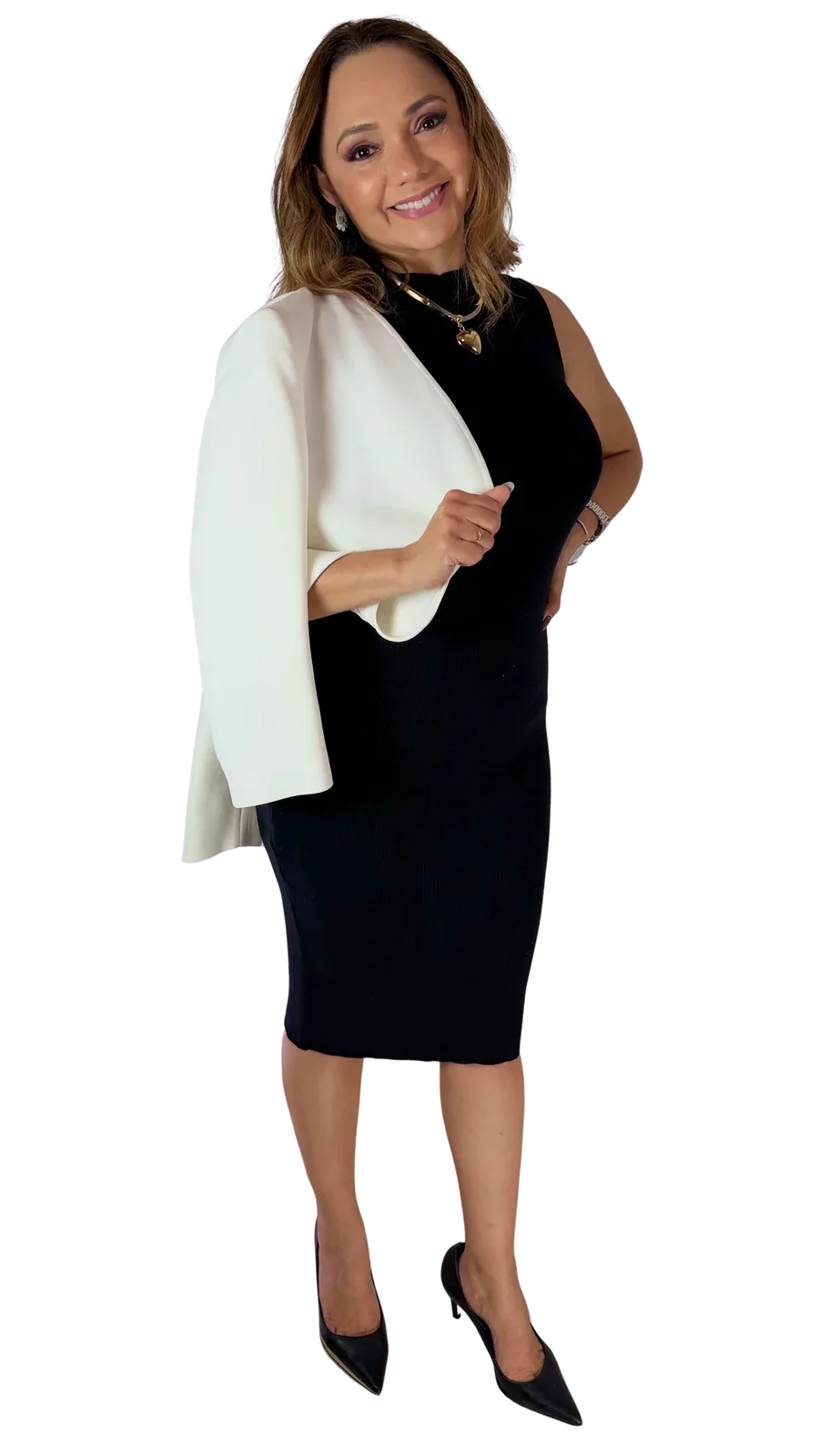 Angélica Nascimento em retrato de corpo inteiro com vestido preto e blazer branco